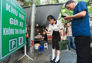 Hà Nội đã có 64 điểm trông giữ xe không dùng tiền mặt
