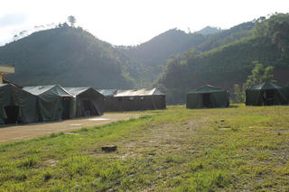 Phú Thọ: Dựng nhà bạt làm nơi làm việc tạm thời cho trụ sở xã Trung Sơn.