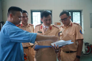 [ẢNH] CSGT trong ngày đầu chi viện cho hoạt động đăng kiểm