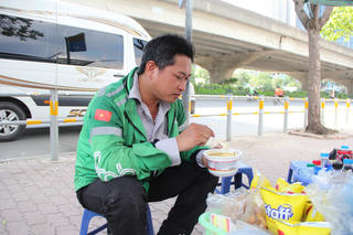 Hà Nội: Người lao động 'vật vã' giữa trưa hè oi ả 