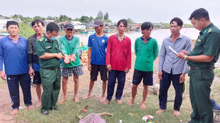 Cứu sống 7 thuyền viên ôm phao trôi dạt trên biển nhiều giờ