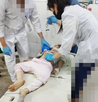Cứu sống bé gái nguy kịch vì hóc quả nhãn