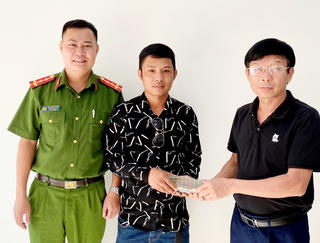 Bất ngờ nhận được 200 triệu đồng, người đàn ông tìm người trả lại