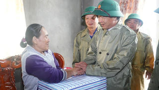 Phó Thủ tướng Lê Văn Thành thăm, tặng quà bà con vùng lũ ở Thừa Thiên - Huế