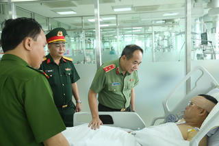 Giám đốc Công an Hà Nội thăm hỏi, động viên chiến sĩ bị thương do ngăn 2 đối tượng 'thông chốt'