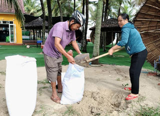 Quảng Nam: Người dân TP Hội An chằng chống nhà cửa phòng chống bão số 4