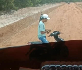 Vụ quản lý mỏ đất ở Quảng Trị chặn đường, chém vỡ kính ô tô có bị 'chìm xuồng'?