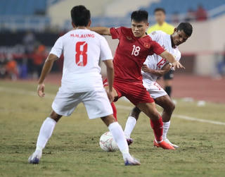 Truyền thông Indonesia chê mặt sân Mỹ Đình trước trận bán kết