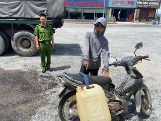 Bắt đối tượng là 'nỗi khiếp sợ' của các tài xế xe tải đậu đỗ dọc đường