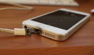 Vừa xem điện thoại, vừa sạc pin 1 bé trai tử vong