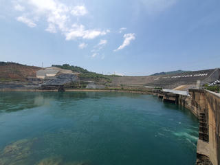 Cận cảnh hồ thủy điện Hòa Bình vào thời kỳ cạn nước phát điện