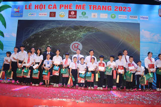 Trao 20 suất quà cho học sinh nghèo vượt khó