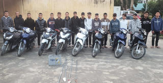 19 thanh niên vứt lại hung khí rồi bỏ chạy khi gặp Công an