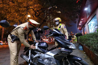 Tài xế nồng nặc mùi bia rượu bỏ chạy bị CSGT xử lý nghiêm