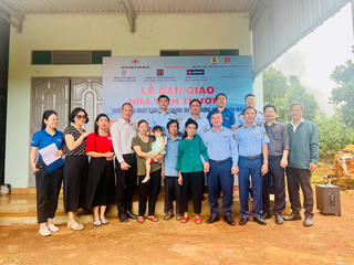 Cục QLTT Đắk Lắk trao tặng 2 nhà tình thương cho người nghèo