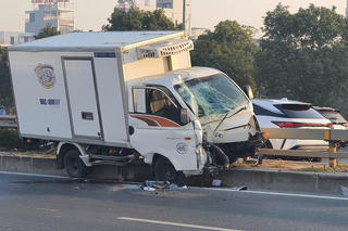 Hà Nội: Ô tô va chạm với xe máy khiến 3 người tử vong