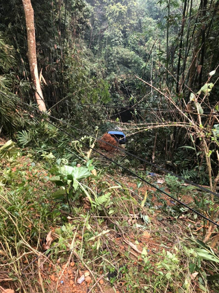 Xe bán tải và xe bồn lao xuống vực, lái xe kịp thời nhảy ra ngoài thoát thân