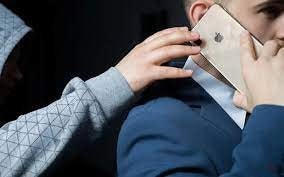 Hà Nội: Công an truy tìm 2 kẻ cướp điện thoại iPhone 15 Pro Max ngay bốt bảo vệ