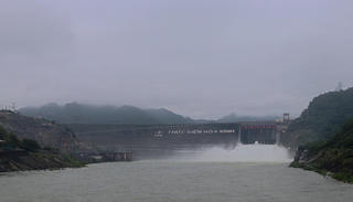 18h hôm nay, đóng 1 cửa xả đáy thủy điện Hòa Bình