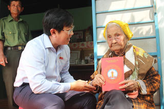 Phó Trưởng đoàn Đại biểu Quốc hội tỉnh Bình Thuận thăm, hỏi các Mẹ Việt Nam anh hùng