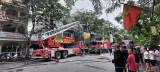 Hải Phòng: Tìm kiếm người mắc kẹt trong vụ hỏa hoạn tại đường Văn Cao