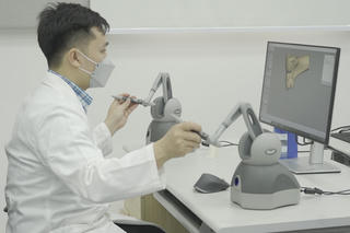 'Thước ngắm phẫu thuật' độc quyền 'made in Vietnam nâng độ chính xác của phẫu thuật khớp gối lên đến hơn 98%