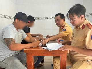 TPHCM phạt tài xế dừng xe giữa đường, dùng tuýp sắt để 'nói chuyện'