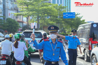 Tổ chức lại giao thông tại Ngã Tư Sở: Lực lượng chức năng căng mình, người dân dần tuân thủ