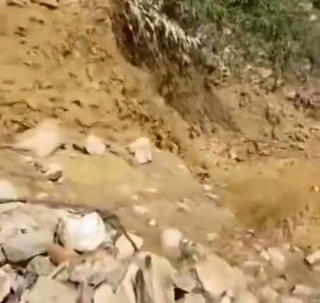 Lũ ống kéo theo hàng ngàn m3 đất đá giữa trời nắng