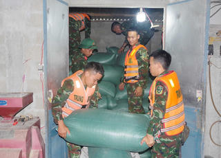 Huế: Huy động 100 cán bộ, chiến sĩ về địa phương giúp dân di chuyển tài sản