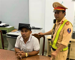 Quảng Ngãi: Bắt đối tượng truy nã, trốn trên xe khách