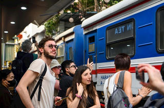 CSGT kiểm tra phố cà phê đường tàu, mời nhiều du khách ra ngoài để đảm bảo an toàn