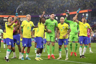 Brazil phô trương sức mạnh tiến vào tứ kết