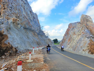 [Ảnh]: Người dân bất an khi đi qua đoạn đường 'tử thần' 