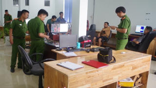 Quảng Nam: Bắt 2 vợ chồng làm giả tài liệu của cơ quan, tổ chức