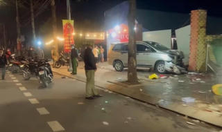 Xe ô tô 7 chỗ bất ngờ phi lên vỉa hè khiến 3 người thương vong