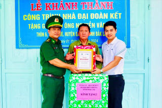 Đắk Lắk: Khánh thành 2 căn nhà Đại đoàn kết tặng cho hộ nghèo xã Ia Rvê