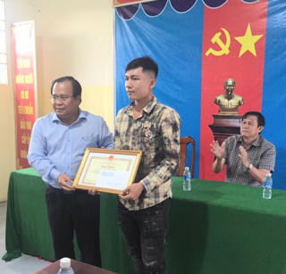 Chủ tịch UBND tỉnh Cà Mau tặng bằng khen cho tài xế taxi trả lại 4.000 USD cho nữ Việt kiều Mỹ