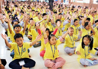 Đừng vay nợ để cho con... học hè