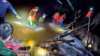 Nghệ An: Khẩn trương vá đê lúc nửa đêm