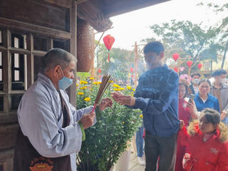 [Ảnh] Dòng người chen lấn ‘xin lộc’ tại ngôi chùa cổ nhất miền Trung