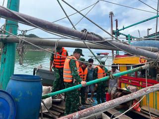 Quảng Ninh: Cứu nạn kịp tàu cá gặp nạn trên biển