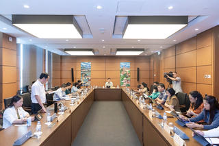 Công chứng viên mỗi ngày công chứng 700 giao dịch?