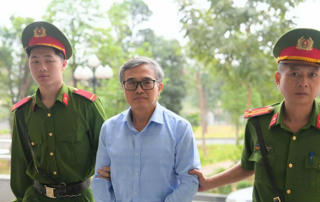 Cựu Thứ trưởng Hoàng Quốc Vượng và các bị cáo được dẫn giải tới tòa