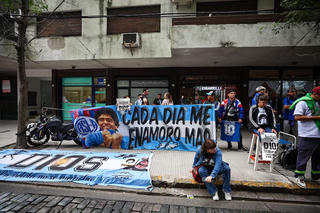 Argentina bắt đầu phiên tòa xét xử về cái chết của huyền thoại Maradona