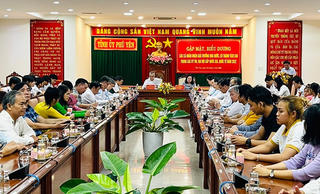 Phú Yên: Gặp mặt, biểu dương các văn nghệ sĩ, vận động viên và học sinh xuất sắc