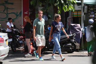 Lấn chiếm vỉa hè tràn lan, du khách bị 'đẩy' xuống lòng đường gây mất an toàn giao thông