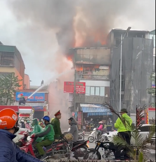 Đám cháy bùng lên dữ dội tại ngôi nhà 4 tầng trên phố Minh Khai
