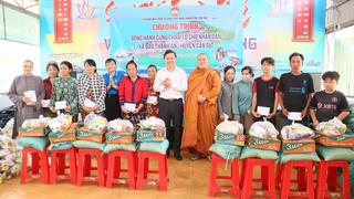 TP Hồ Chí Minh: Trao gần 200 phần quà và học bổng cho quân, dân xã đảo Thạnh An