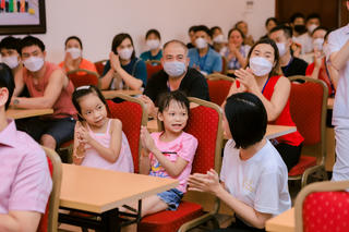 Á hậu Quản Gia Hân tặng quà bệnh nhi và hiến máu nhân đạo